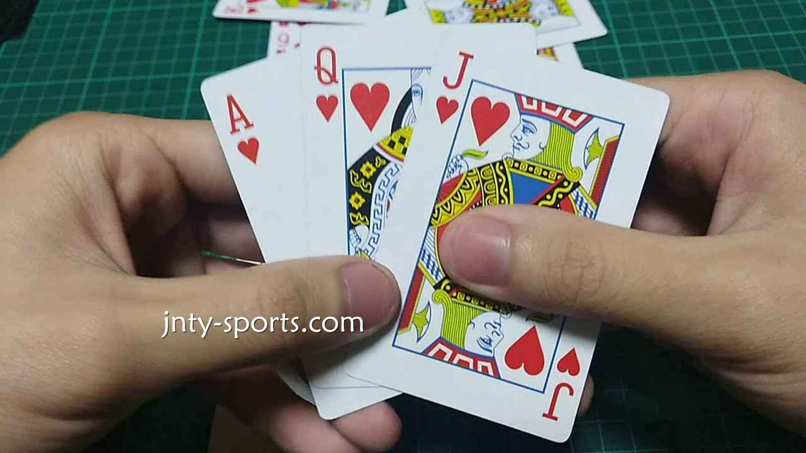 在TOP1体育快速玩起棋牌游戏《越南扑克》经典比大小